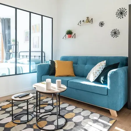 The Tanneurs - Charming 6-person - Steps From Valmy Metro Apartment *