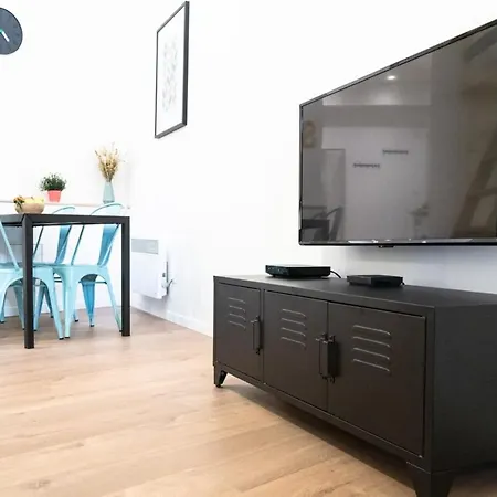 Apartment The Tanneurs - Charming 6-person - Steps From Valmy Metro