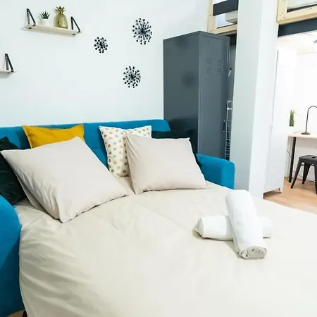 The Tanneurs - Charming 6-person - Steps From Valmy Metro