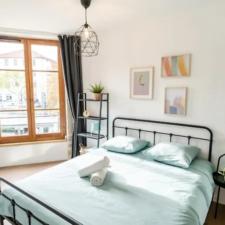 The Tanneurs - Charming 6-person - Steps From Valmy Metro Apartment