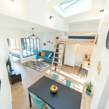The Tanneurs - Charming 6-person - Steps From Valmy Metro Apartment