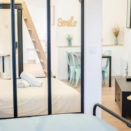 Apartment The Tanneurs - Charming 6-person - Steps From Valmy Metro