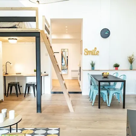 The Tanneurs - Charming 6-person - Steps From Valmy Metro Apartment