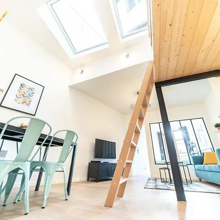 The Tanneurs - Charming 6-person - Steps From Valmy Metro Apartment *