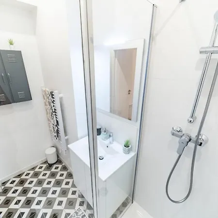The Tanneurs - Charming 6-person - Steps From Valmy Metro Apartment *