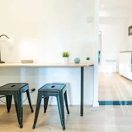 Apartment The Tanneurs - Charming 6-person - Steps From Valmy Metro