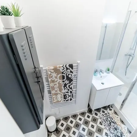 The Tanneurs - Charming 6-person - Steps From Valmy Metro *